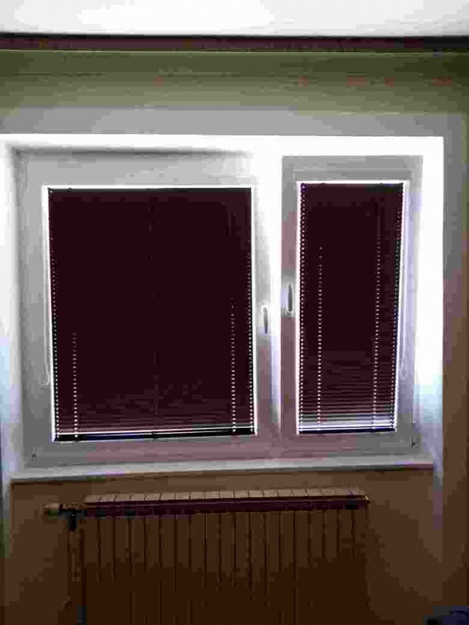 Einbau und Befestigung eines zweiflügeligen Kunststofffensters.