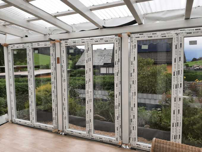 Der Kunde wählte im Konfigurator drei zweiflügelige Balkontüren im REHAU SmartLine+ Classic Profil aus.