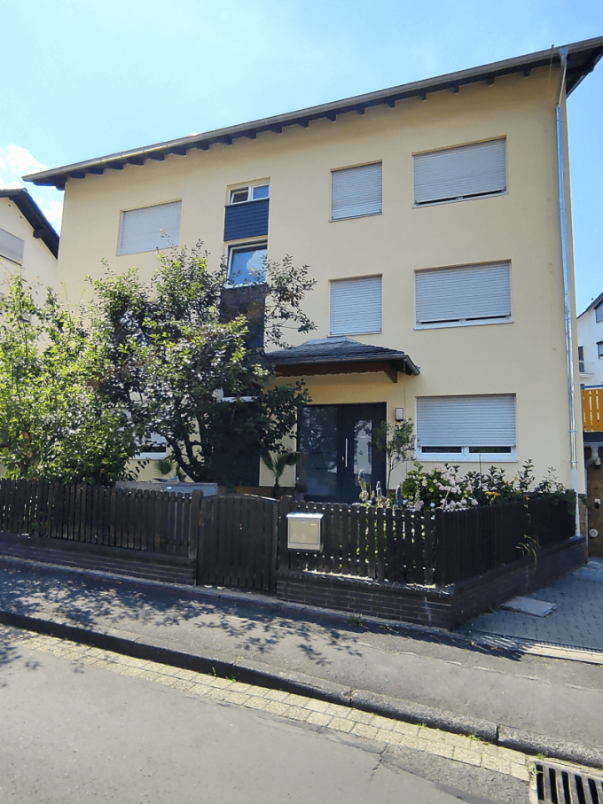 Ein Kunde aus Deutschland hat PVC-Fenster im Profil REHAU Synego AD Classic und widerstandsfähige Aluminiumfensterbänke bestellt.