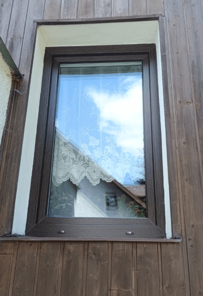 Einbau von PVC-Fenstern im Profil REHAU Synego AD Classic in der Ausführung Dunkle Eiche