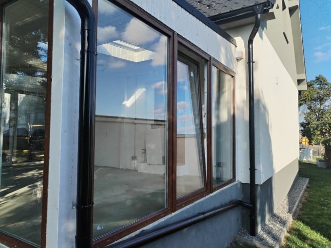 Ausführung von drei Balkonsets im REHAU SmartLine+ Classic Profil in der Ausführung Goldene Eiche