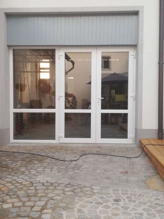 Portal mit zweiflügeliger Eingangstür.