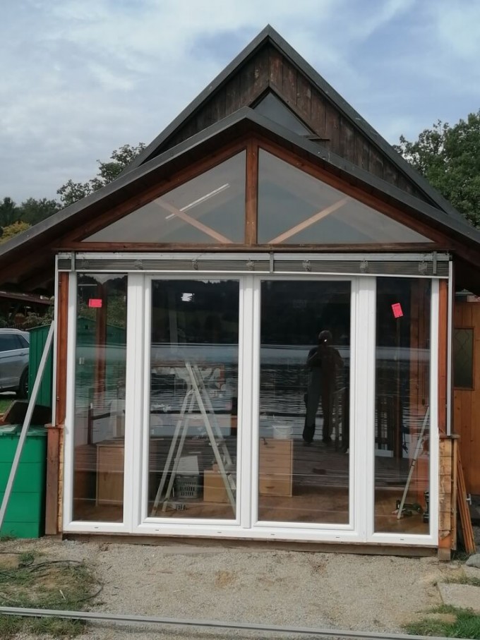 Doppelflügelige Balkontüren nach Maß in unserem Ferienhaus am See.