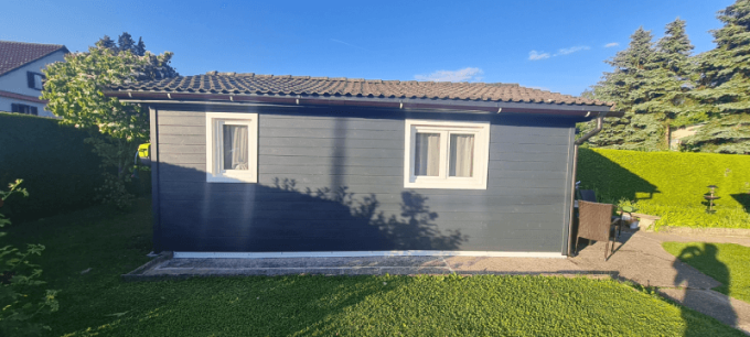 Eine Kundin aus Österreich hat für ihr Ferienhaus Fenster im Profil REHAU SmartLine + Classic gewählt.