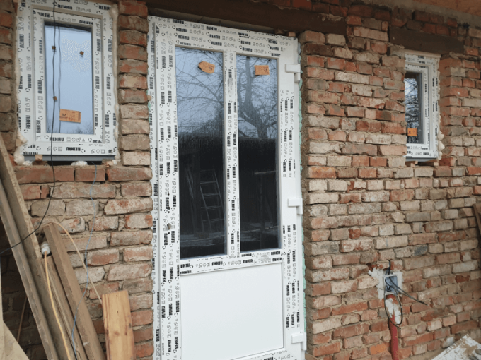 Unser zufriedener Kunde hat sich erneut an uns gewandt, um neue Fenster und Türen zu realisieren.