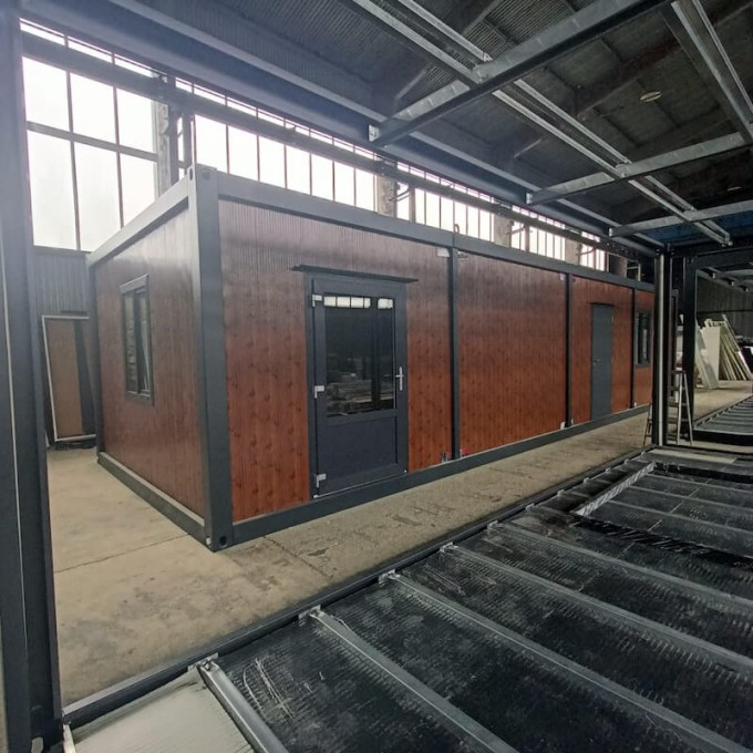 Für ein Unternehmen, das Containerhäuser herstellt, liefern wir Fenster, Balkon- und Eingangstüren.