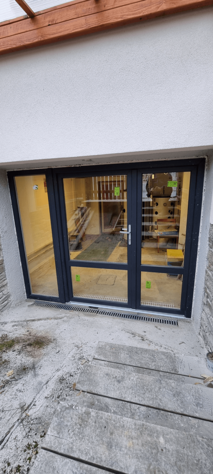 Umsetzung einer maßgefertigten, dreiflügeligen Balkonanlage in modernem Anthrazit mit Struktur