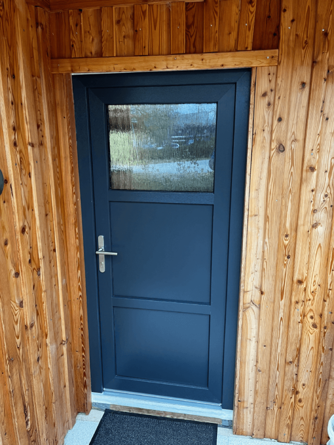 Der Kunde hat im Online-Konfigurator zwei Eingangstüren in Anthrazit mit Holzstruktur zusammengestellt.