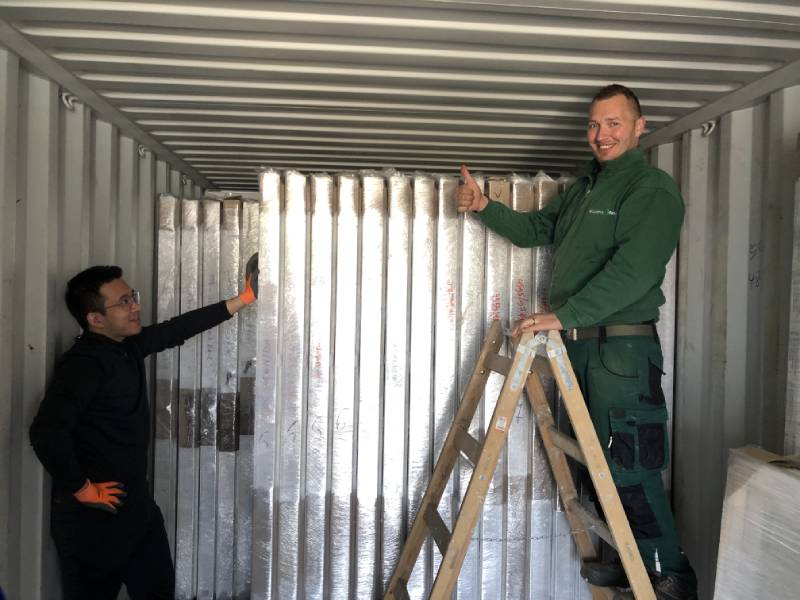 Container mit den Kunststofffenstern und -türen