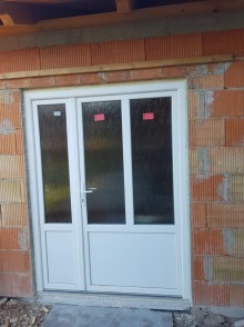 Außenansicht der eingebauten zweiflügeligen Kunststoff-Eingangstür