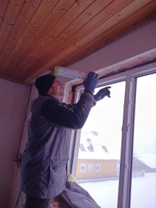 Techniker beim Einbau eines neuen Kunststofffensters von Fenster-sofort