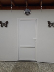 Nebeneingangstür nach dem Einbau