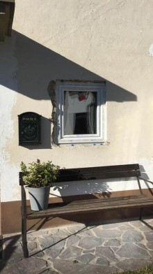 Detail des Einbaus eines kleinen einflügeligen Kunststofffensters im Eingangsbereich