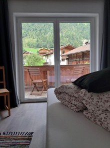 Weiße zweiflügelige Balkontür