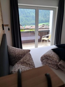 Weiße zweiflügelige Balkontür