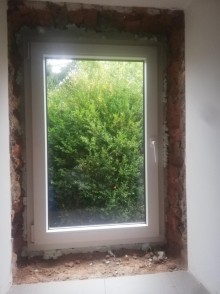 Neue Fenster sind auf der Innenseite weiß