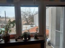 Weißes Fenster im Profil REHAU Synego AD Classic