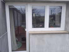 Weißes Fenster mit Balkontür im Profil REHAU Synego AD Classic