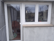 Weißes Fenster mit Balkontür im Profil REHAU Synego AD Classic