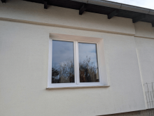 Zweiflügeliges PVC-Fenster in Weiß – Ansicht von außen