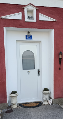 Weiße Eingangstür mit dekorativem Glas