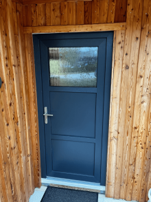 Eingangstür in Anthrazit mit Holzstruktur