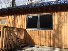 Zweiflügelige PVC-Fenster in anthrazitfarbenem Dekor