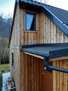 Haus mit dunklen Kunststofffenstern