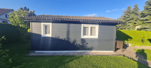 Blick auf das Ferienhaus mit Fenstern im Profil REHAU SmartLine + Classic