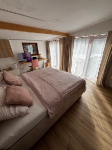 Große Fenster lassen Licht ins Schlafzimmer