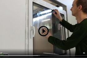 Wir zeigen Ihnen, wie einfach man ein Kunststofffenster einglast/ausglast